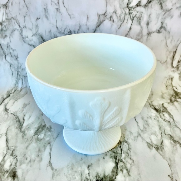 Vintage 1975 FTD pedestal compote dish with oak leaf design - Picture 2 of 6